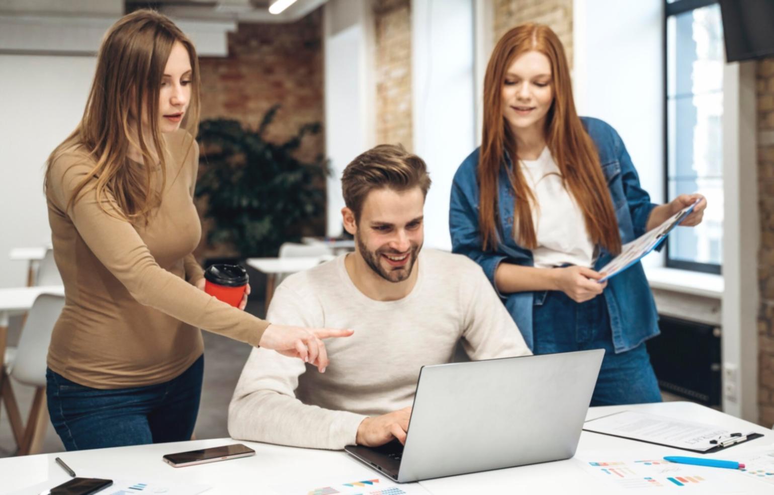Consulente finanziario certificato che studia documentazione professionale per mantenere gli standard di eccellenza